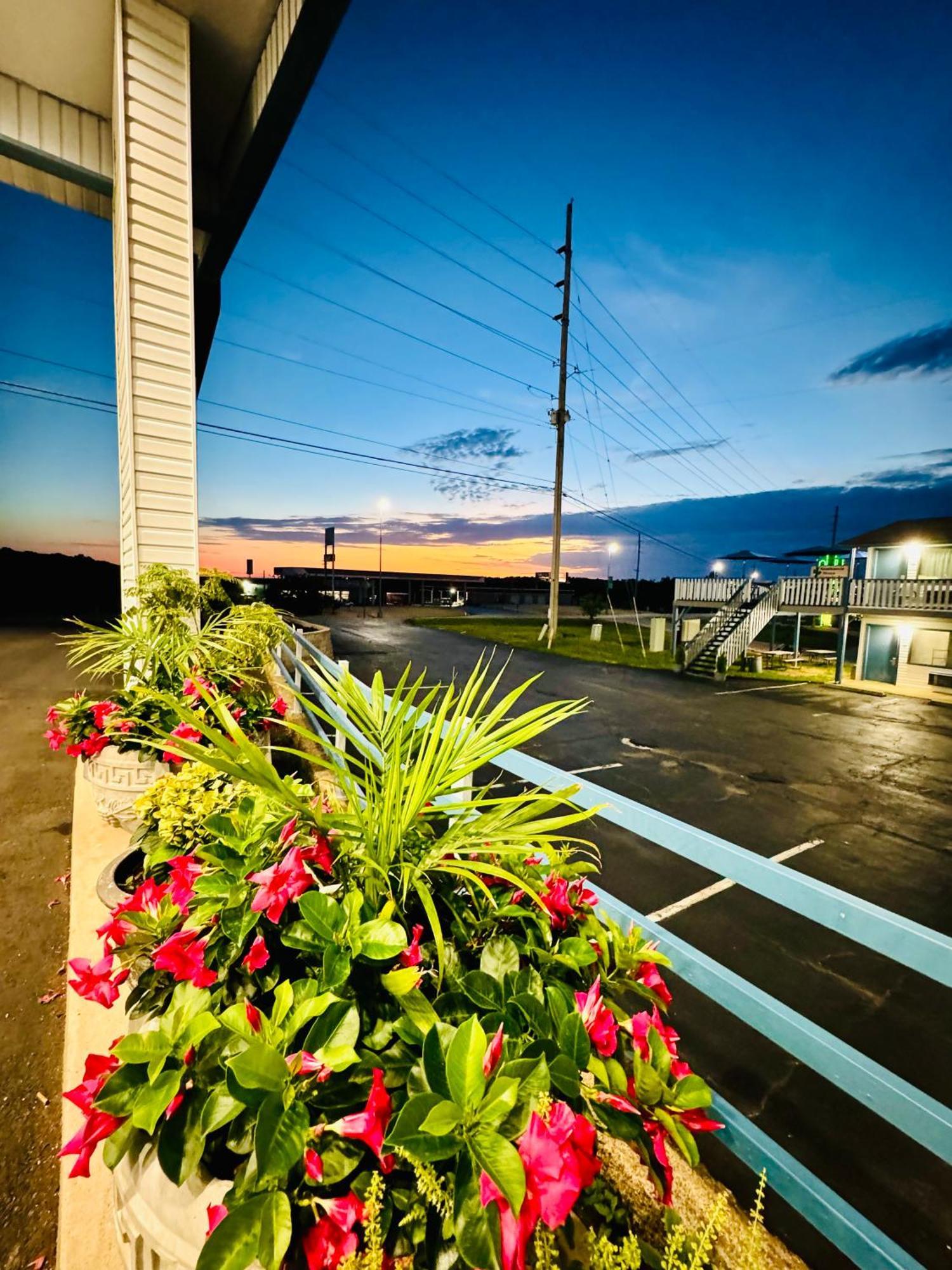 Ozark Inn And Suites Osage Beach Exterior photo